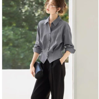Dodeเสื้อเชิ้ตแขนยาวสีพื้นสไตล์ฝรั่งเศสสำหรับผู้หญิงตัวนี้มีทรงเข้ารูปช่วงเอวและปกคอพับลง ทำให้เหมาะสำหรับฤดูใบไม้99260