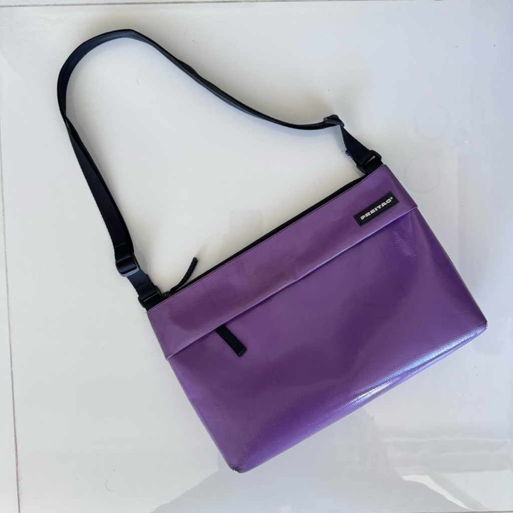 Freitag LOU สีม่วงล้วน มือสอง ผ้าเงา แถมดันทรง