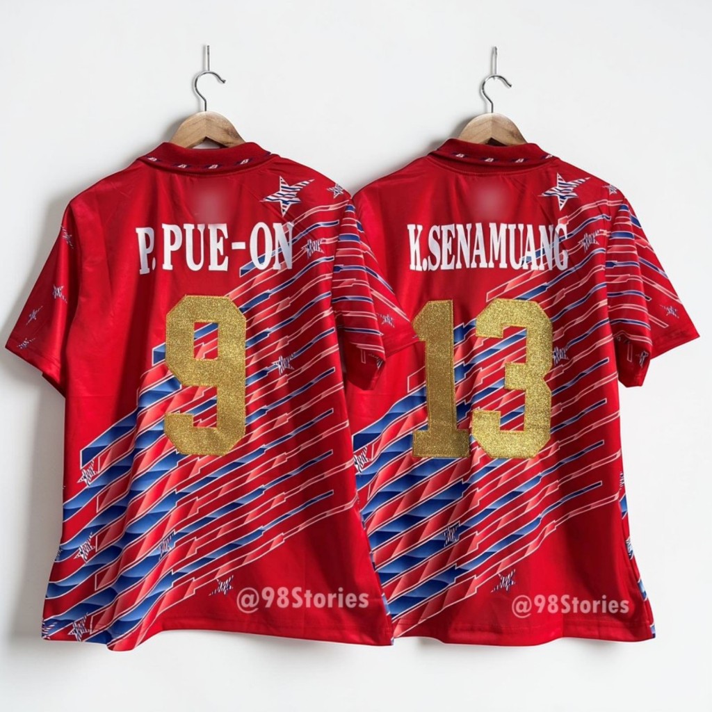 เสื้อบอลย้อนยุค ทีมชาติไทย 1993 ดาวตก สีแดง [ชื่อสกรีน เบอร์ผ้าดิ้นทอง พร้อมแซคขอบ]
