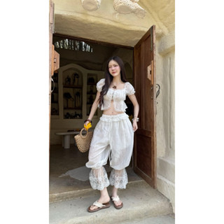 เซ็ต 2 ชิ้น เสื้อแขนพองลูกไม้ระบาย +กางเกงขายาวปลายขาลูกไม้