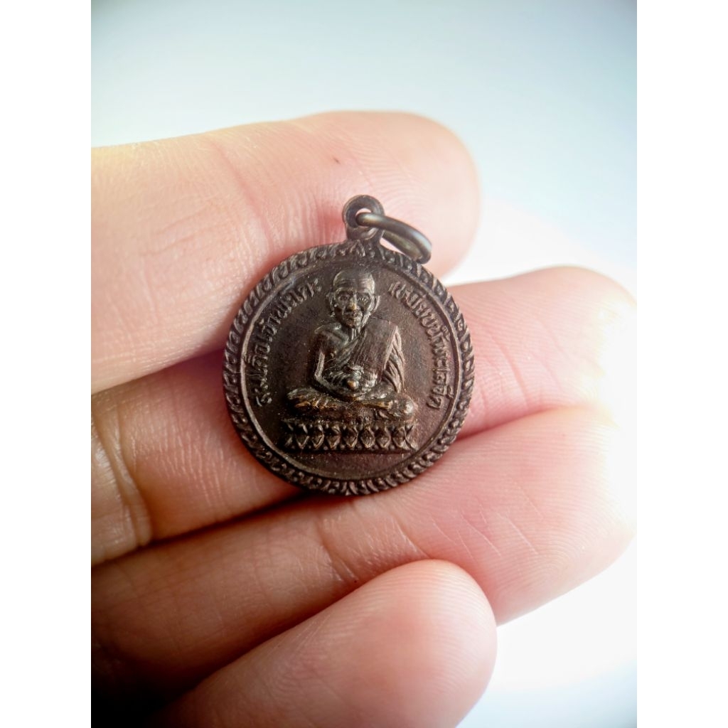 เหรียญกลมเล็ก ปี 24 หลวงปู่ทวด วัดพะโค๊ะ หลังยันต์พระธาตุเจดีย์ พระปีลึกราคาไม่แพง น่าบูชา