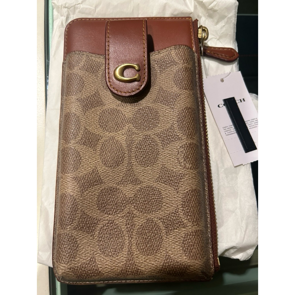 กระเป๋าใส่โทรศัพท์  ใส่บัตรและเป็น COACH Phone Wallet  4.6”(L)x7.25”(H)x1”(W)