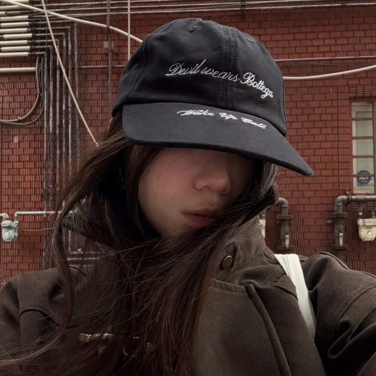 DEVIL WEARS PRADA | หมวกปักลาย devil wears prada สีดำ ปักลายขาว