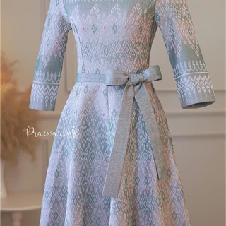 PRAEWARIN (แพร-วรินทร์) ชุดเดรสผ้าไทยงานพรีเมี่ยมแต่งโบว์ข้างเอว 1 ชุดใส่ได้ถึง 2 แบบ
