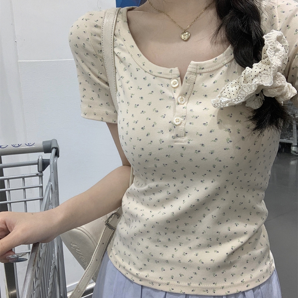 เสื้อยืดแขนสั้น ลายดอกไม้ แต่งกระดุม สีครีม สไตล์เกาหลี น่ารัก เสื้อครอปสำหรับผู้หญิง FZ011