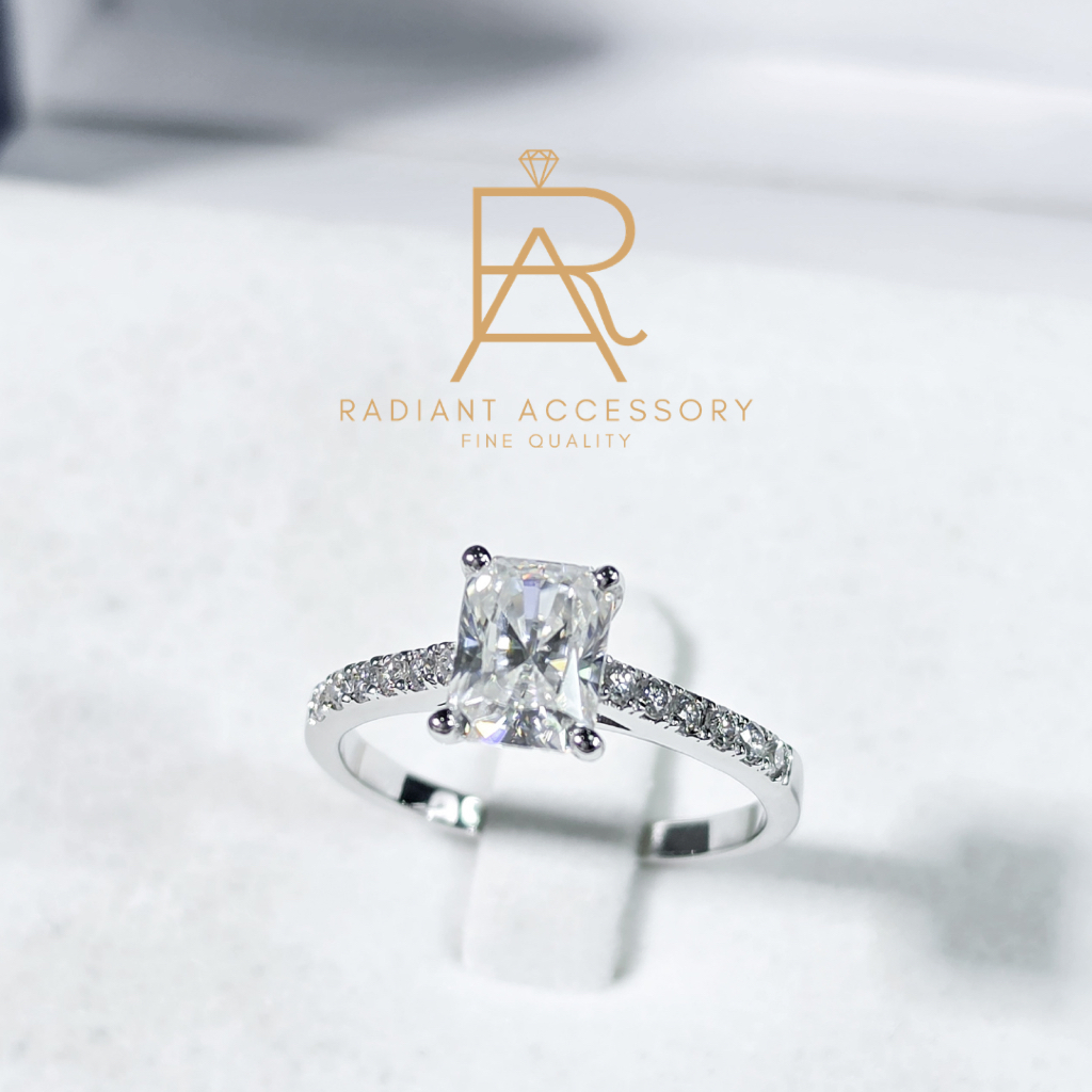 แหวนเงินแท้ ฝังเพชร Moissanite Radiant cut 2.0 กะรัต  พร้อมบ่าข้าง ชุบทองคำขาว
