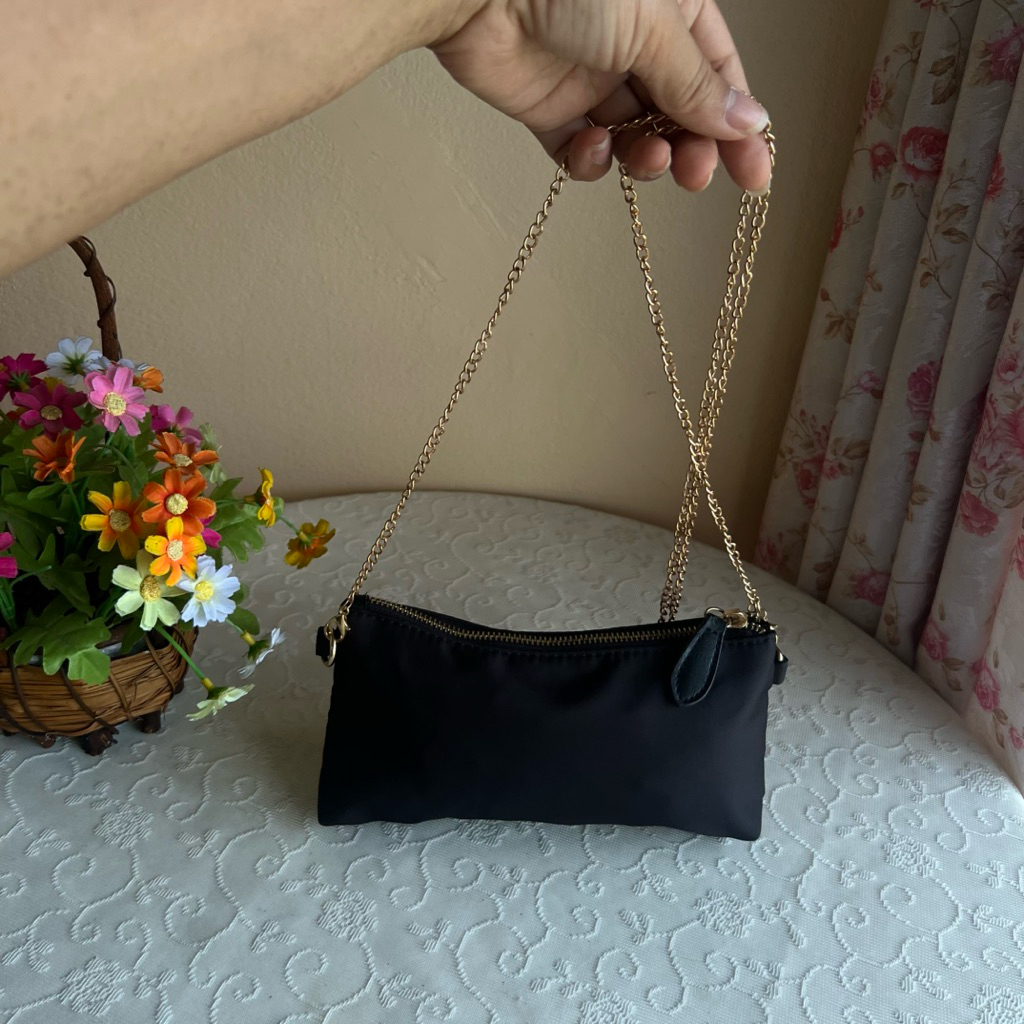 OMAR SHARIF แท้💯 สะพายข้างงานผ้าไนลอนสภาพดีสวยซับในสะอาด ◾️ ขนาด 8.5 นิ้วกว้าง 1 นิ้วสูง 4.5 นิ้ว