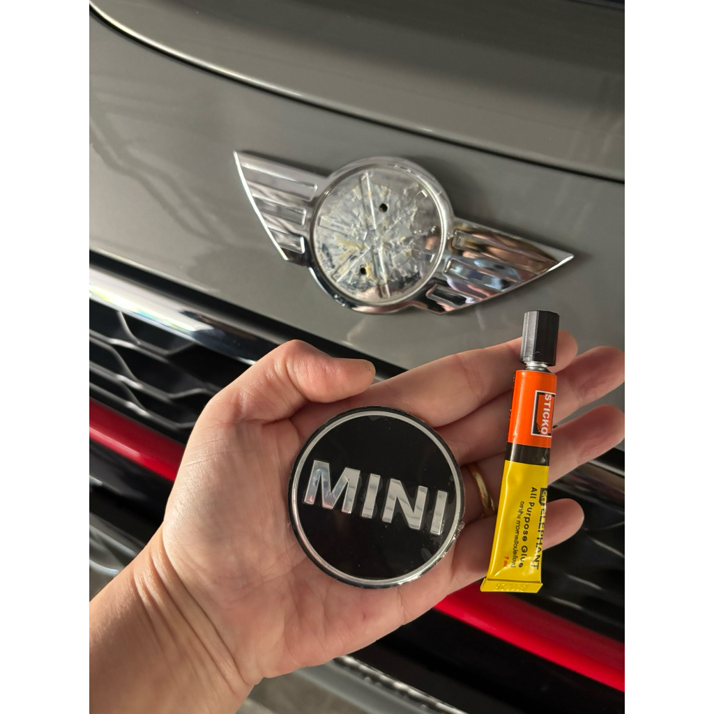 Logo MINI วงกลมสีดำติดฝากระโปรงรถมินิ (อะหลั่ยทดแทน) งานเนียบต้องซื้อLogo Mini ของแท้ศูนย์ใหม่ทัังชิ้น
