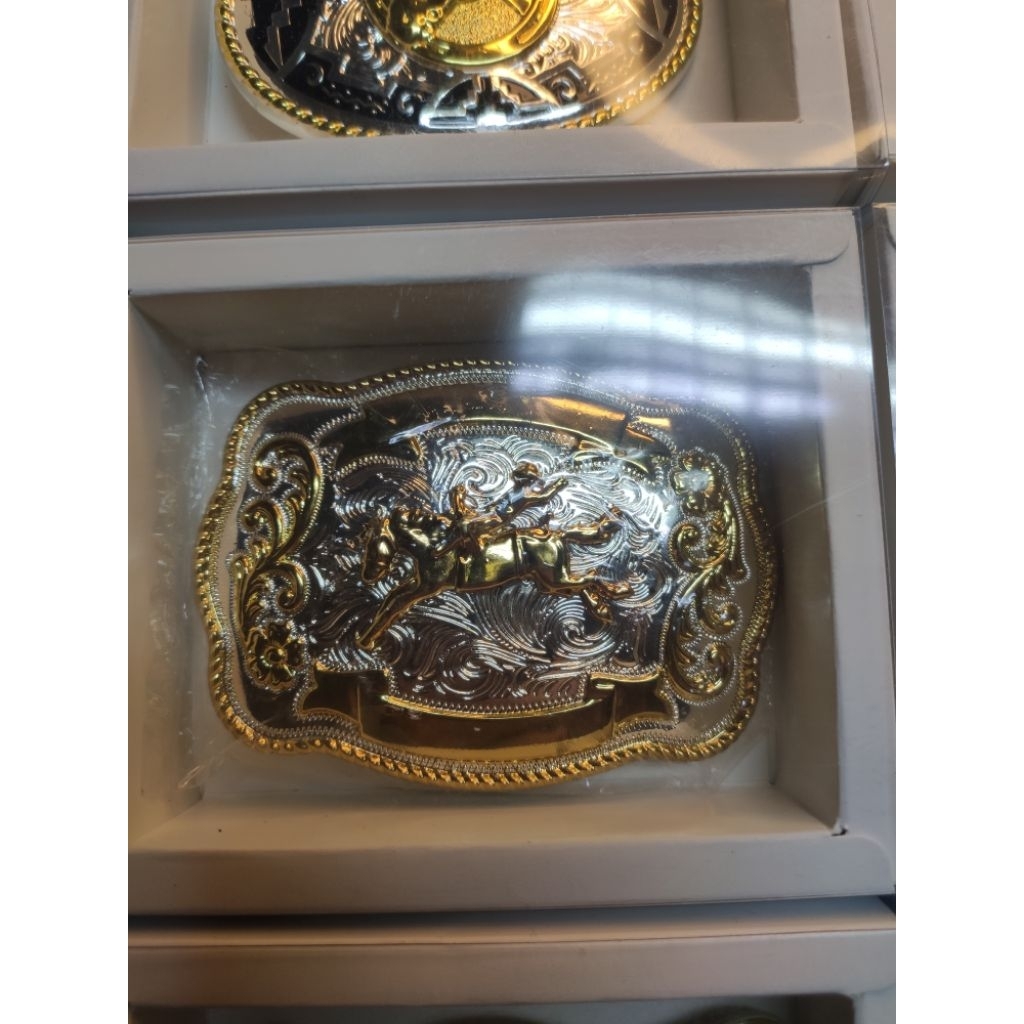 หัวเข็มขัดมอนทาน่าขนาด7ซม9ซมสีเงินขอบทองแบรนด์guns-n-rises