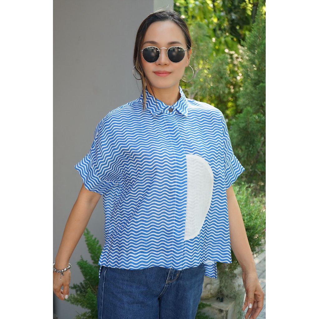 5th Jan เสื้อเชิ้ต คอปก แขนในตัว กระดุมผ่าหน้า หน้าและหลังตัดแต่งผ้า หน้าสั้น-หลังยาว ผ้าลินินแท้ “อ