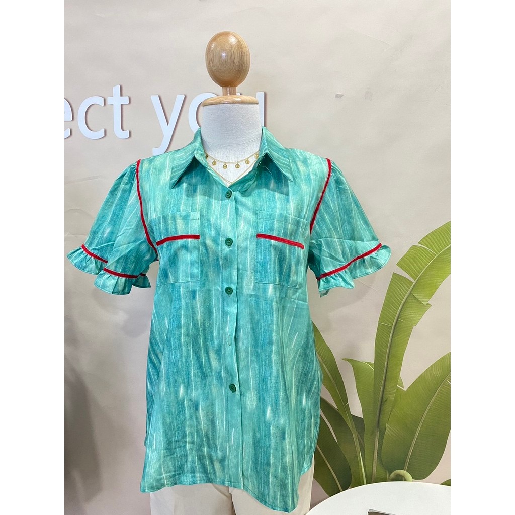 ล้างสต็อก🧨 รุ่น MCB2067 เสื้อเชิ้ดสไตล์เกาหลี คอปก ดีไซน์แขนสั้นพองปักขอบแขนเสื้อสีแดง ฟรีไซส์ อก 38