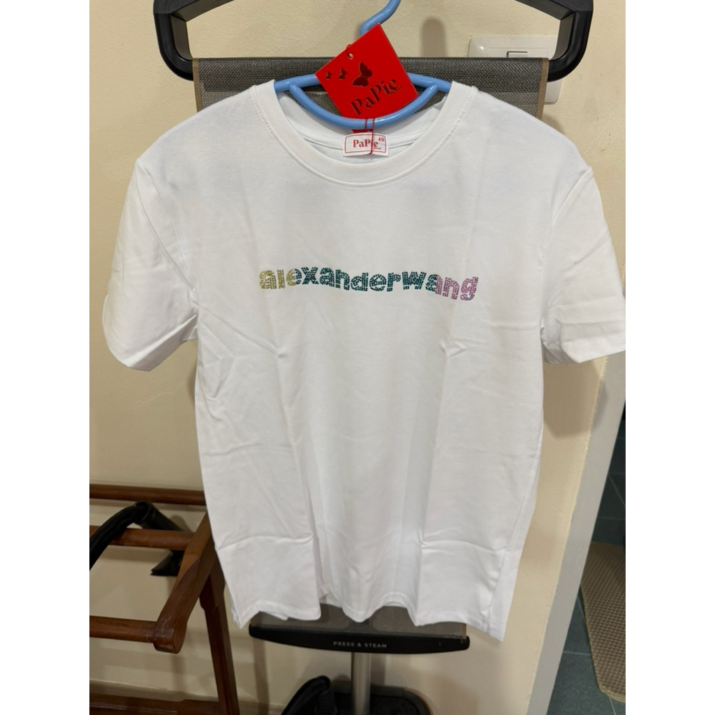 เสื้อยืดคอกลมสีขาวปักAlexander wangรอบอกเสื้อ38ยืดได้42ความยาว26นิ้วราคาเต็ม239เพชรไม้หบุดซักเครื่อง