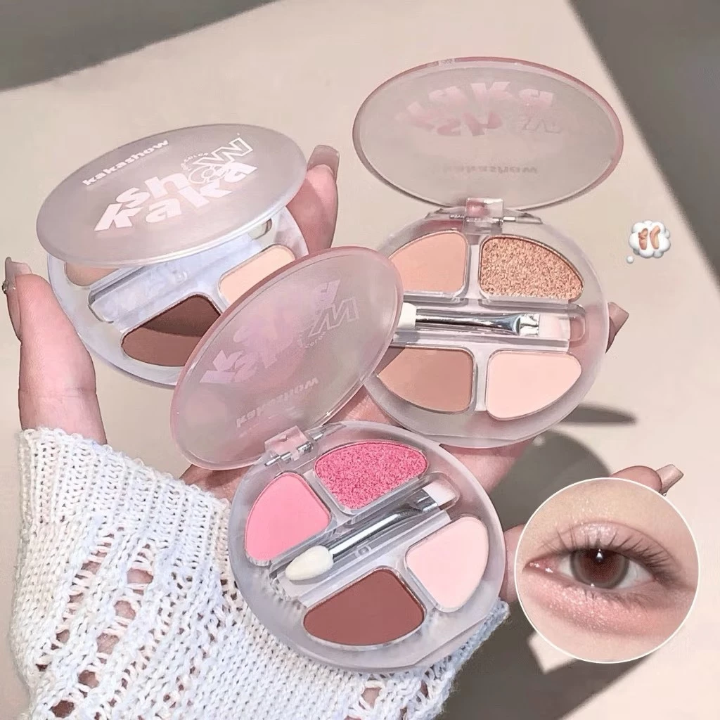M495 Kakashow อายแชโดว์ 4 สี ดอลลี่อายพาเลต เนื้อแมทผสมกลิตเตอร์ ธรรมชาติ เพิ่มมิติ ให้ความสว่าง พร้อมแปรงสองหัว