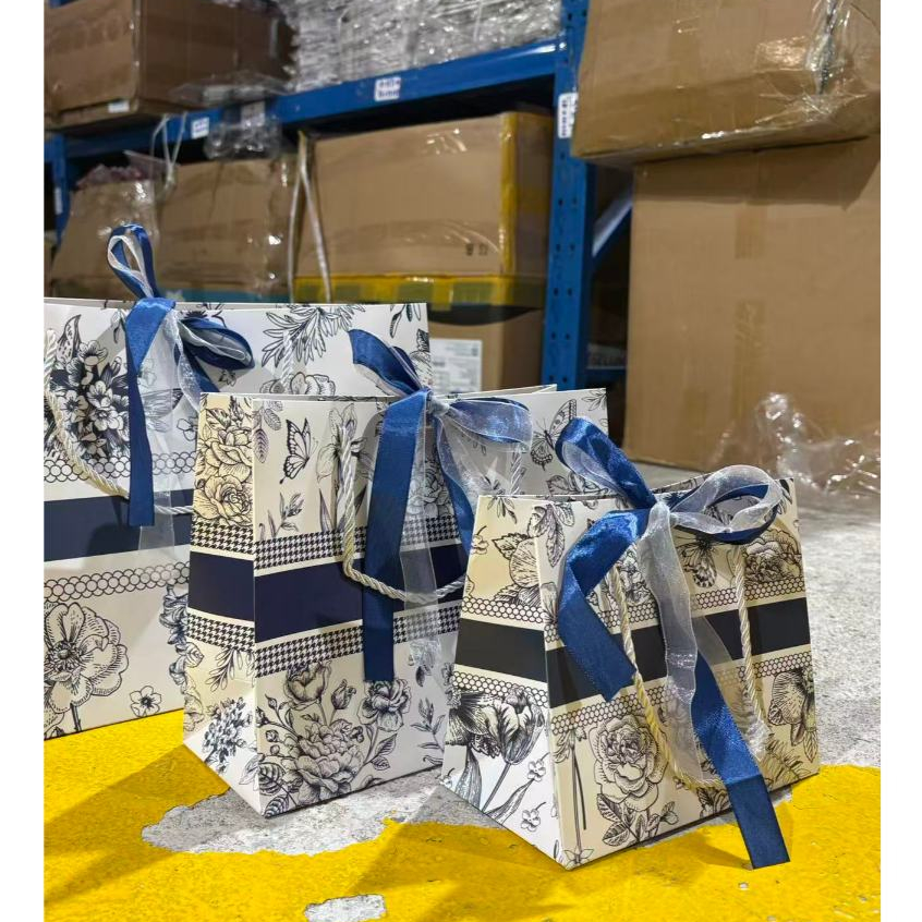ถุงกระดาษหูหิ้ว ถุงของขวัญ ผูกโบว์พร้อมริบบิ้น พร้อมส่งค่ะ