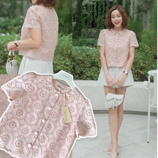 [ส่งเร็ว] Chaline • เสื้อแขนสั้น เนื้อผ้าลูกไม้คอตตอนปักลายด…