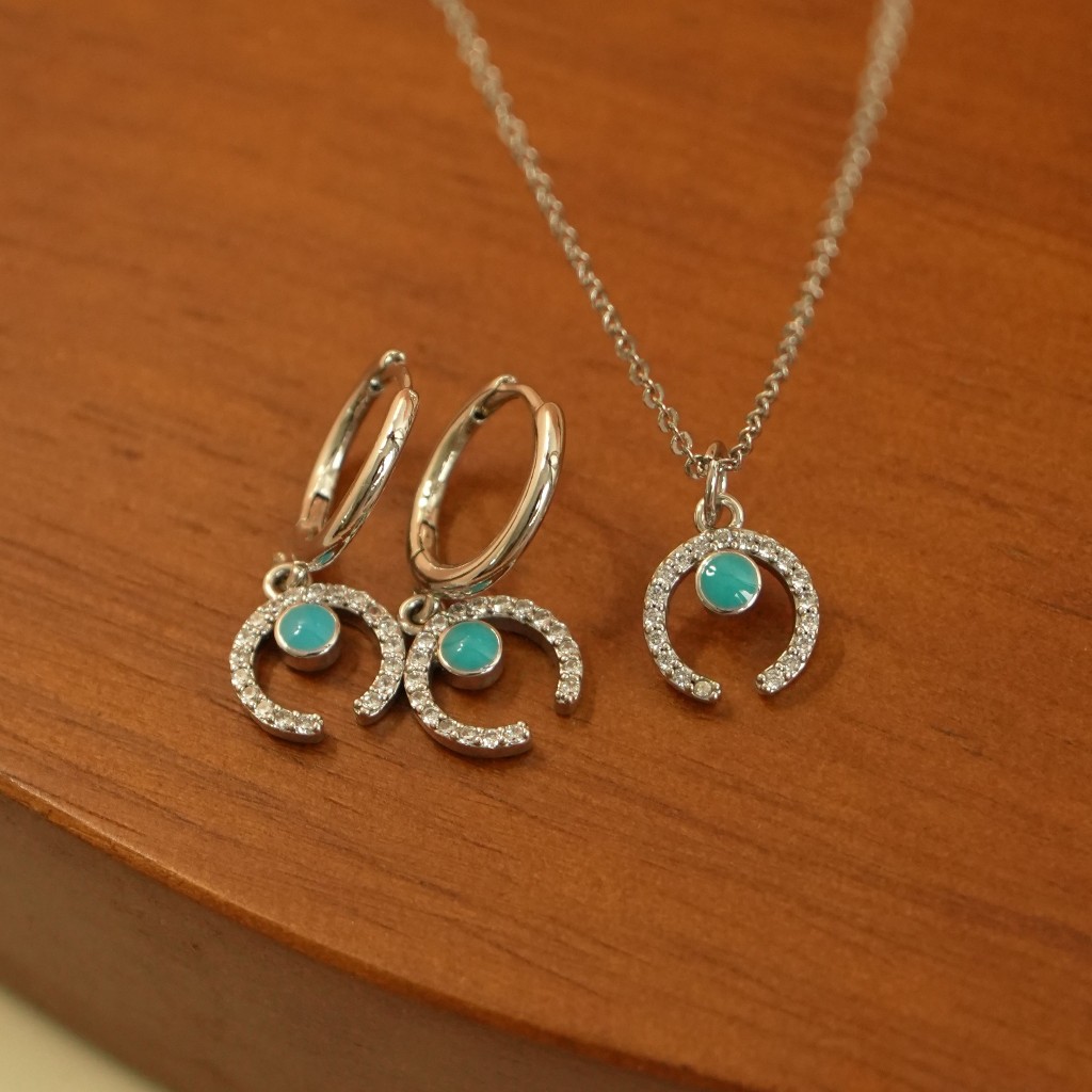 Vachana - Turquoise-colored Crescent Moon Necklace & Earrings (เซทสร้อยและต่างหูรูปพระจันทร์เสี้ยว)