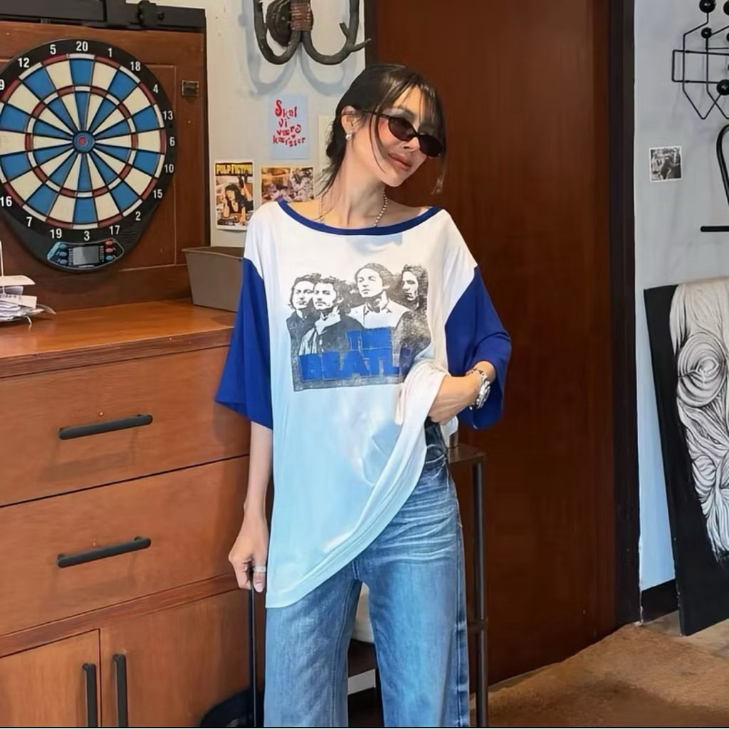 RaWii เสื้อคอกว้างแต่งแขนทูโทน ตัวเสื้อขาว สกรีนลาย เเขนสีน้ำเงิน