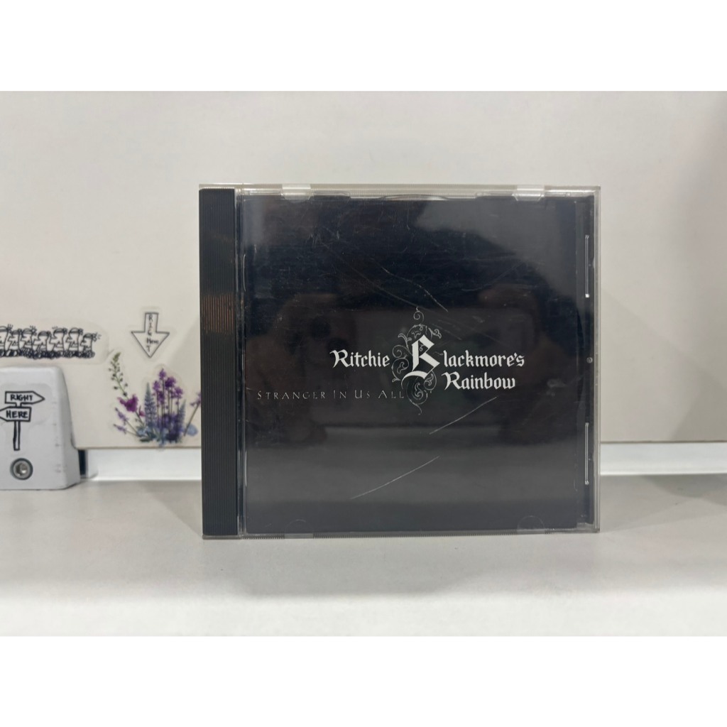 1  CD  MUSIC  ซีดีเพลงสากล   Ritchie Blackmore's Rainbow STRANGERINUUSAL     (B14F63)