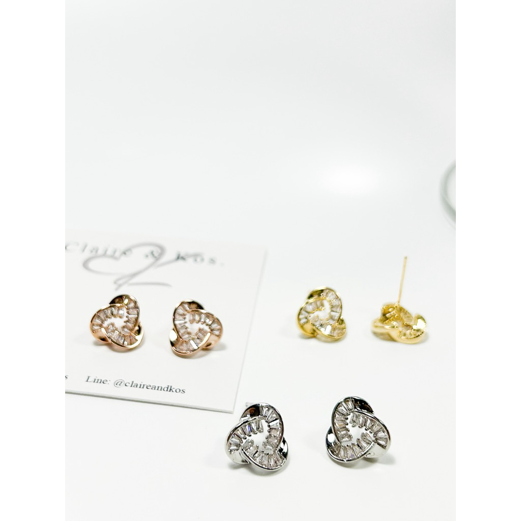 Claire&Kos - ต่างหูสามเหลี่ยมขอบมน ขนาด 1 cm.