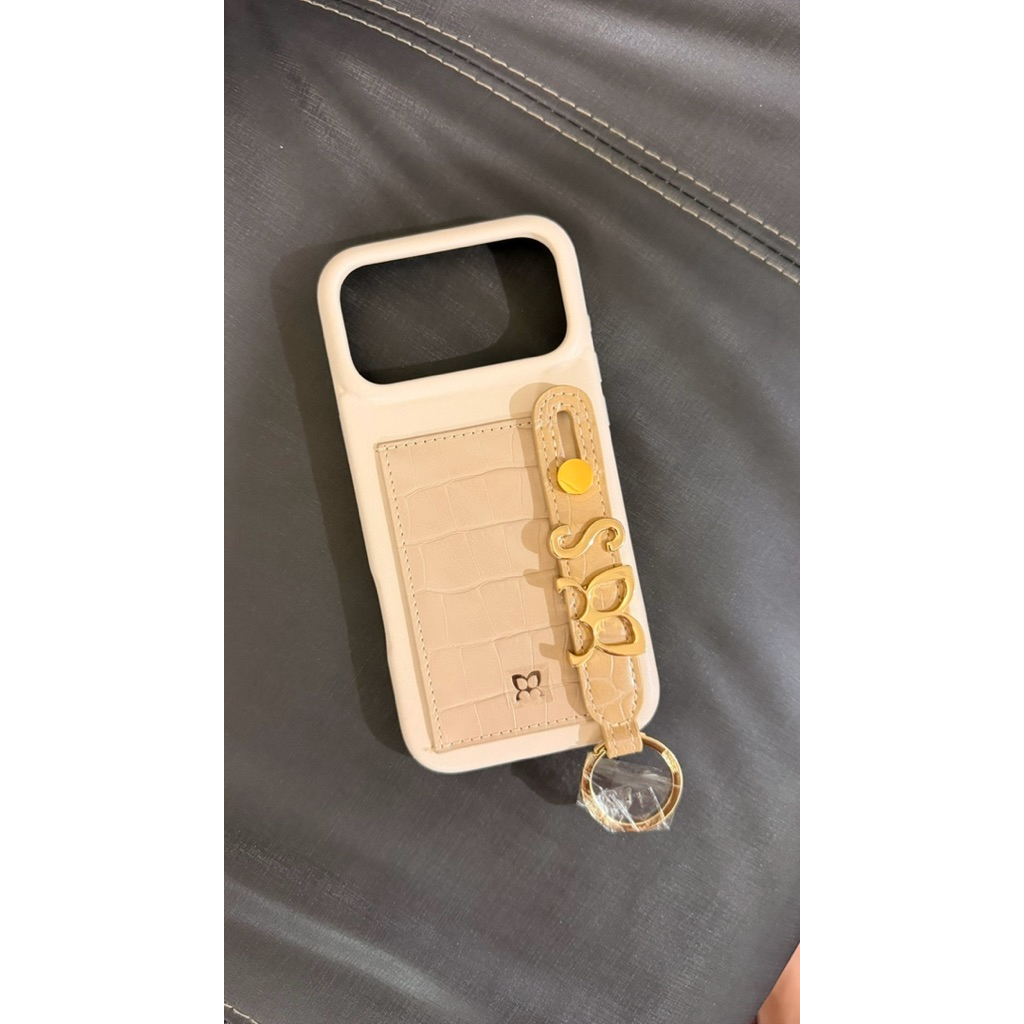 ส่งต่อ muse on the move ของแท้💯 สี latte เคสโทรศัพท์ ip 17promax(ไม่รวม alphabet)