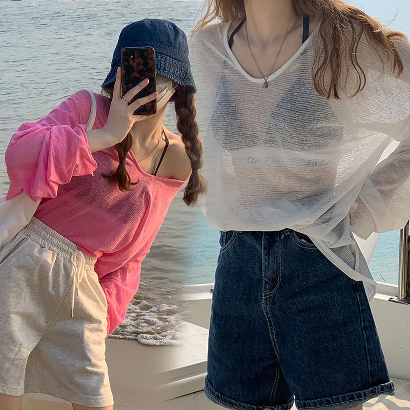 Dahong W247 เป็นเสื้อโอเวอร์ไซส์ เสื้อยืดแขนยาว คอวี แอบเซ็กซี่ ใส่เล่นน้ำทะเล แบบชิคๆเลยค่ะ
