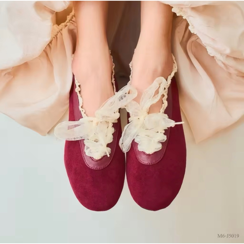 Mellowco รองเท้าบัลเล่ต์หนังกลับตัดขอบลูกไม้ Ballet Flats สีแดง Ruby