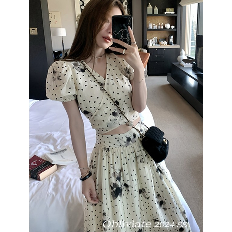 ส่งพร้อมส่ง ชุดเปิดไหล่เซ็กซี่ผ้าเทียนลายหมึก ลายนูนสวย เสื้อมีเชือกผูกจับคู่กระโปรงยาว ทรงสวยผอมดูสูง มีเสน่ห์หรูหรา