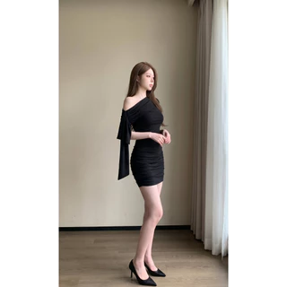 มินิเดรสไหล่เดี่ยว ไหล่เดี่ยว แขนสั้นหนึ่งข้าง ดีไซน์ปล่อยชายผ้ายาว สม็อคข้างลำตัว ผ้าโพลิเอสเตอร์ ชุดออกงาน หรูหรา#9618