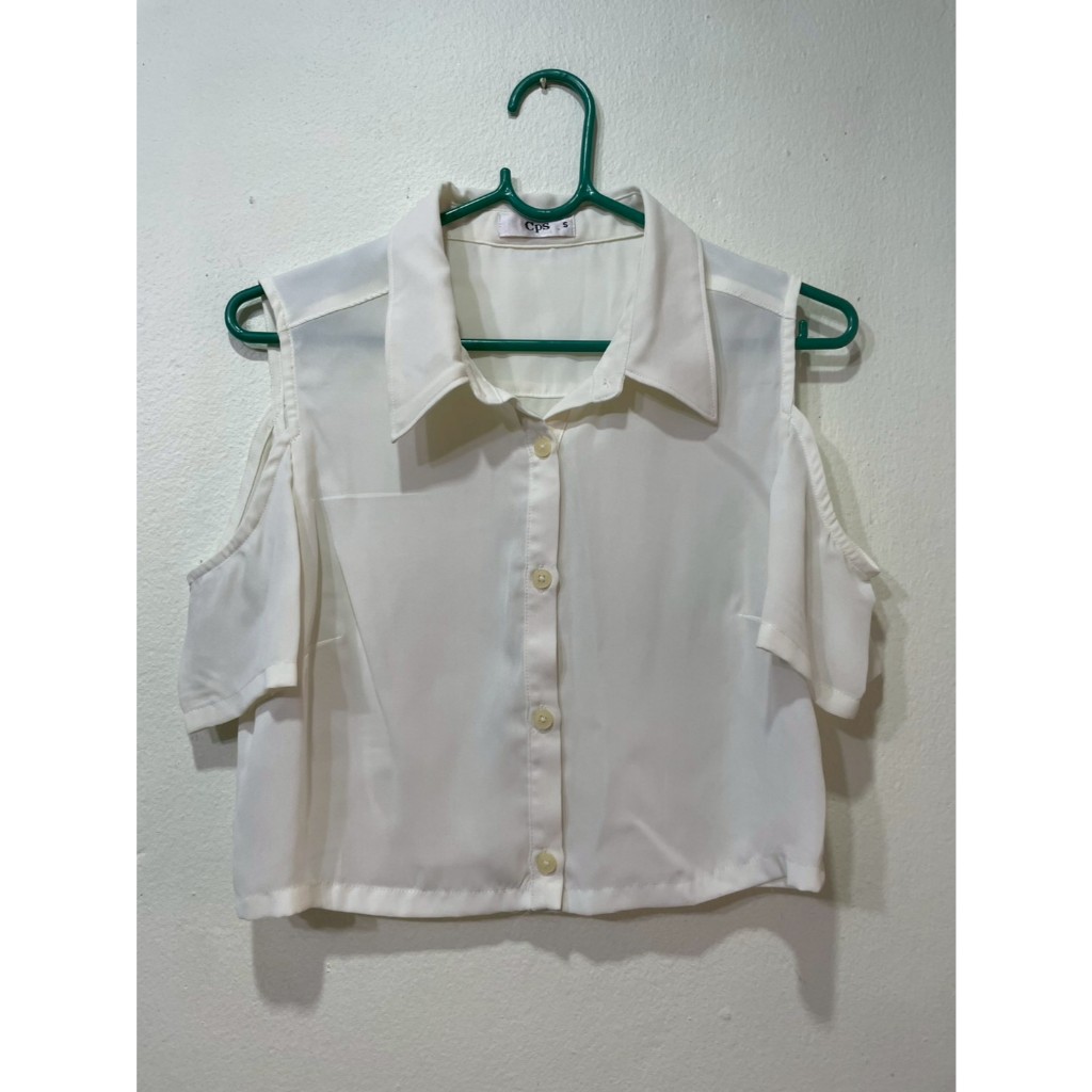เสื้อเชิ้ตครอปคอปกเว้าแขนสีขาว ป้าย CPS