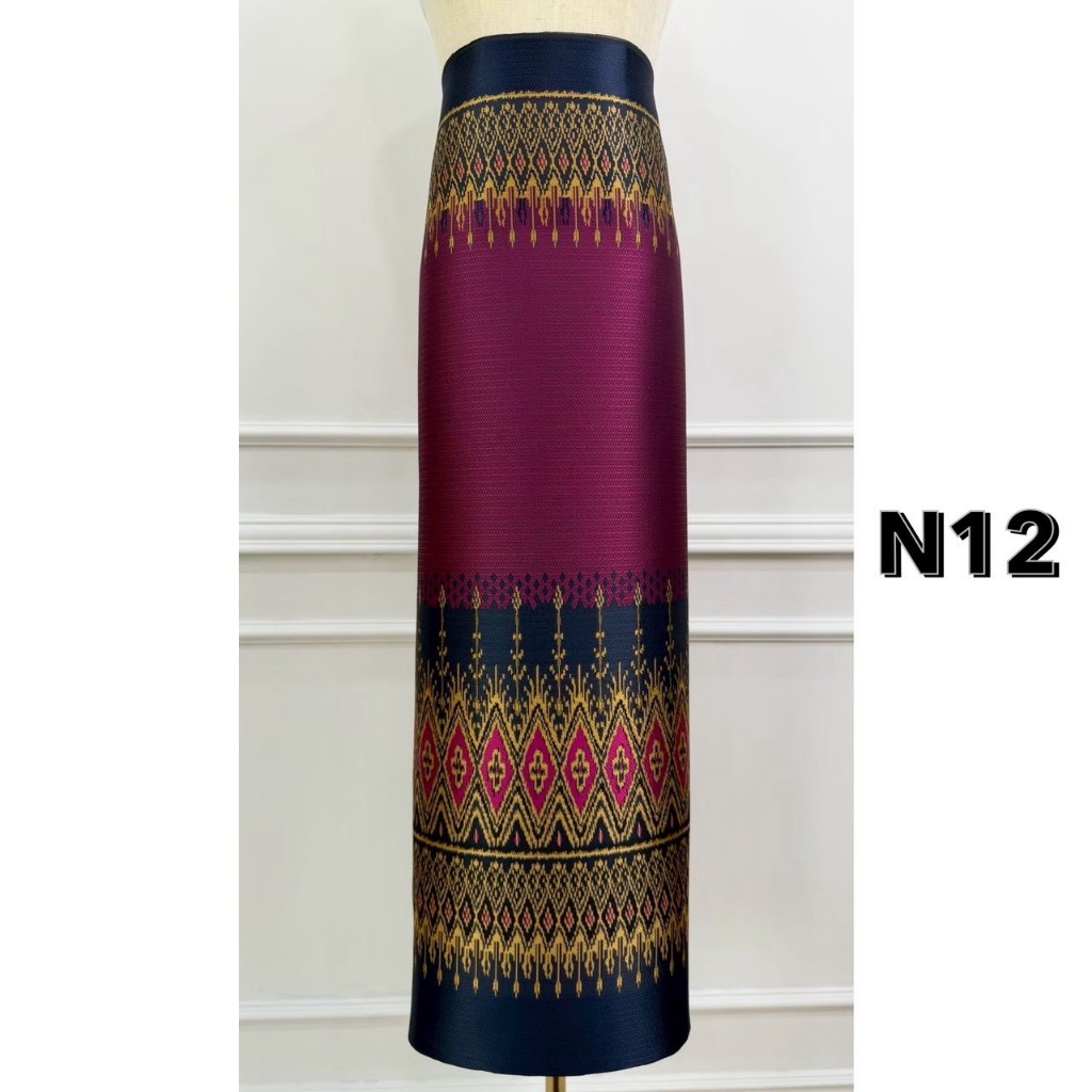 N12 ผ้าไหมแกมฝ้าย ทอลาย มัดหมี่แบบสไลด์สี สี สีม่วงเปลือกมังคุด เชิงผ้าและขอบบน สีน้ำเงินกรมท่า ขนาด 2 หลา