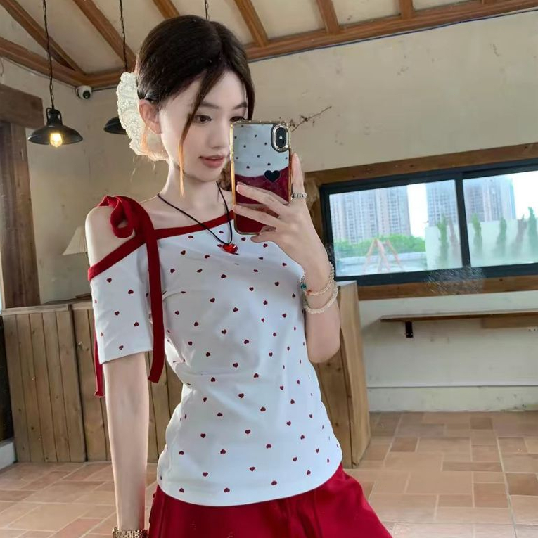 🎀เสื้อยืดผู้หญิง✨ Short Heart Print เสื้อเปิดไหล่ ทรงเข้ารูป สไตล์ออลแมทช์ เสื้อยืดแขนสั้นเปิดไหล่ สลับสีสวย#077