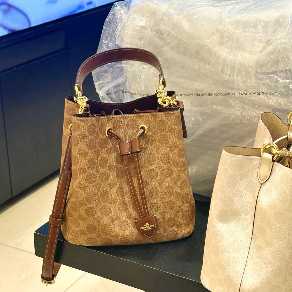 【จัดส่งภายใน 24 ชั่วโมง】 Rowan Bucket Bagกระเป๋าสะพายข้างผ้าใบคลาสสิค ใหญ่จุใจ สะพายไหล่ก็ได้ สายปรับระดับ