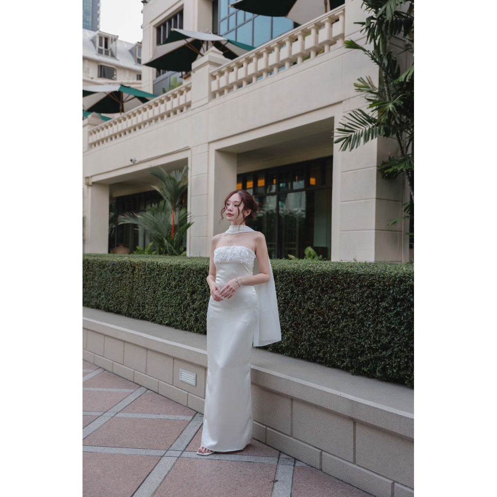 Imperial Grace Gown ชุดเดรสยาว ซาตินสีครีม มาพร้อมกับถ้าพาดคอ