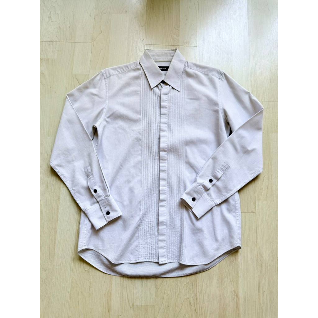 เสื้อเชิ้ตผู้ชายแขนยาว คอปก สีขาว ลายจุดดำ ผ้าฝ้าย 100% ป้าย COMME CA ISM