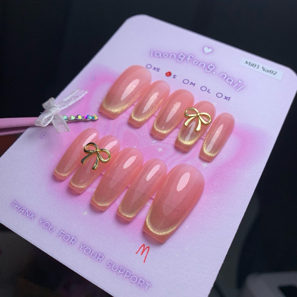 𝓵𝓪𝓸𝓷𝓰𝓯𝓸𝓷𝓰.𝓷𝓪𝓲𝓵 เล็บปลอมสำเร็จรูป 𐐪◡̎ สีไซรัปชมพูส้ม ปลายลูกแก้วเหลืองทอง🌷 (แบบทรงบัลเล่กลาง)♔เปลี่ยนสี เปลี่ยนทรงเล็บได้