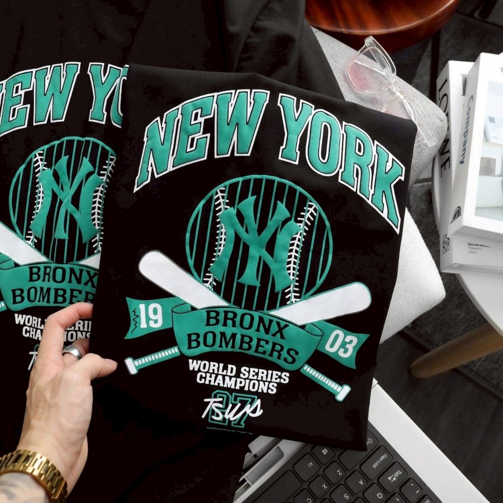 เสื้อยืด NEW ERA คอกลมแขนสั้นแต่งดีเทลเรียบๆด้านหน้าสกรีนโลโก้-NEW YORK BRONX BOMBERS 1903 เนื้อผ้า COTTON ราคา ถูกที่สุด ดีลบีเคเค แกลเลอรีภาพที่ 6