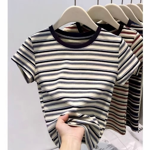 เสื้อยืดแขนสั้นคอกลมลายทางสำหรับฤดูร้อน มีให้เลือก 3 สี ดีไซน์ลายทาง เสื้อยืดลายทางสีชมพูเรียบง่าย ลำลอง และเหมาะกับทุกร
