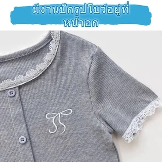 ชุดเสื้อผ้าเด็กผู้หญิงสไตล์เกาหลี ประกอบด้วยเสื้อยืดแขนสั้นและกระโปรง ตกแต่งด้วยโบว์ 3 มิติและลูกไม้ กระโปรงมีซับใน