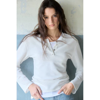 STUDIO UNKNOWN - SS26 Ken Long Sleeve Top เสื้อแขนยาวผ้าโปร่งทรงตรงตกแต่งกระดุมโลโก้