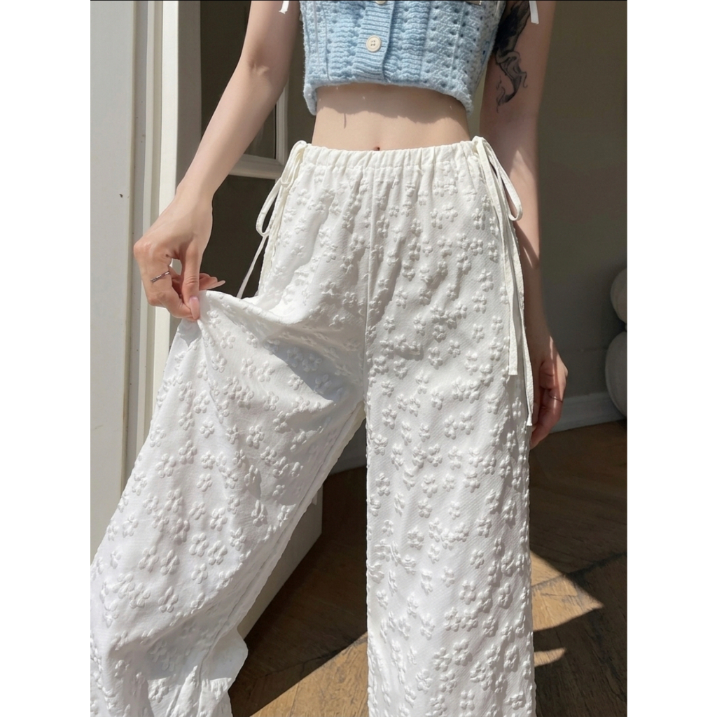 กางเกงขายาวผ้าพิมพ์นูนลายดอกไม้ 3D ดีไซน์เอวรูดข้าง ทรงกระบอก (Flowy Pants)