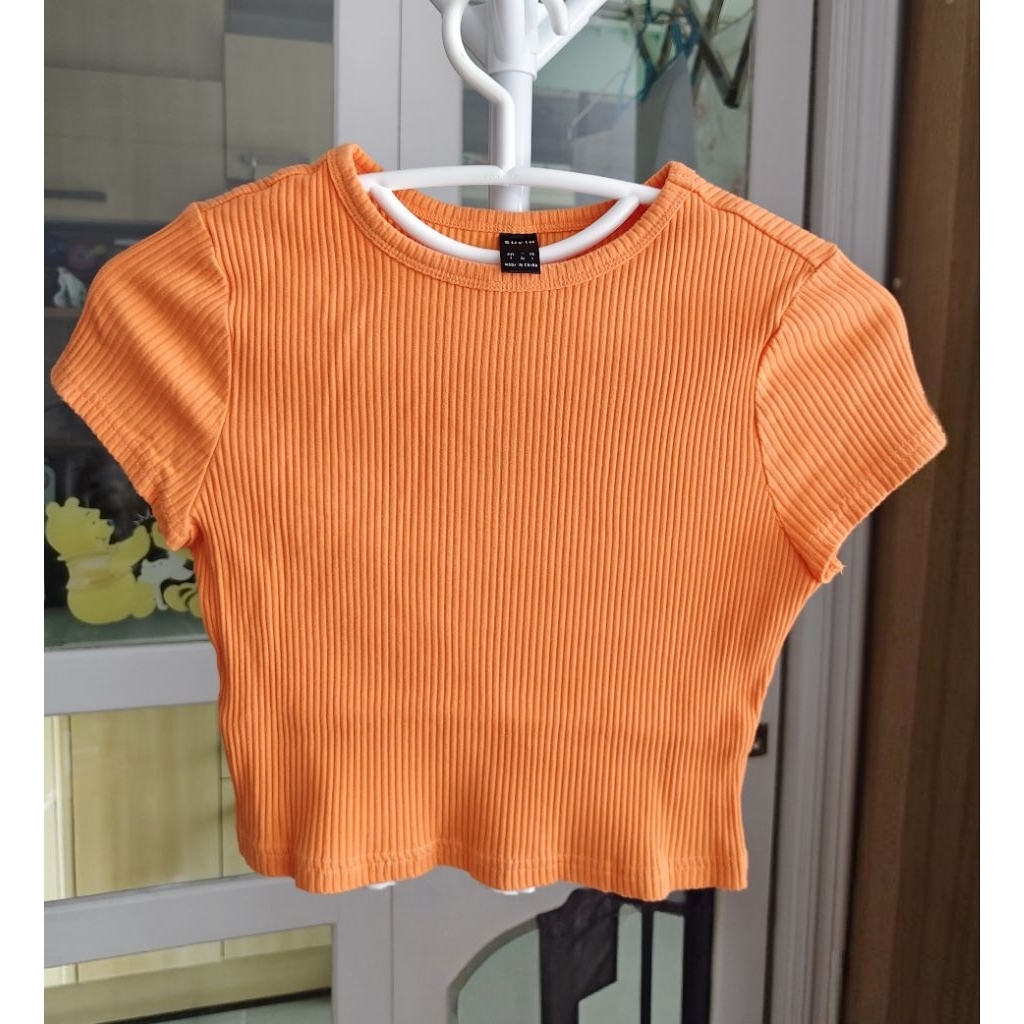 SHEIN เสื้อยืดผ้าร่องเล็กครอป ผู้หญิง ไซส์เล็ก สีส้มสวย สภาพดี ไม่เฟด ไม่ย้วย น่ารัก แฟชั่นลำลอง