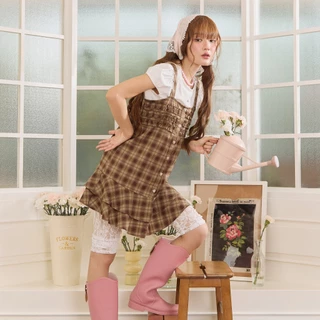 DAILYLOOK.SM --- Lori dress มินิเดรสสายเดี่ยว ดีไซน์ช่วงอกแต่งระบายเป็นชั้นๆ กระดุมรูปหัวใจ