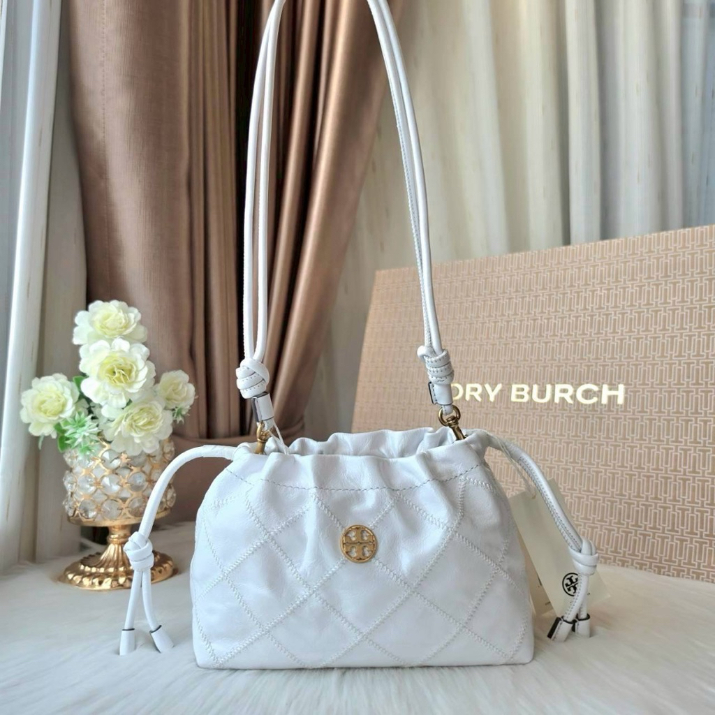 ✅🎀(สด-ผ่อน) 175743 166183 7.5 นิ้ว WILLA SHINE E/W DRAWSTRING BAG / 166183 ขาว