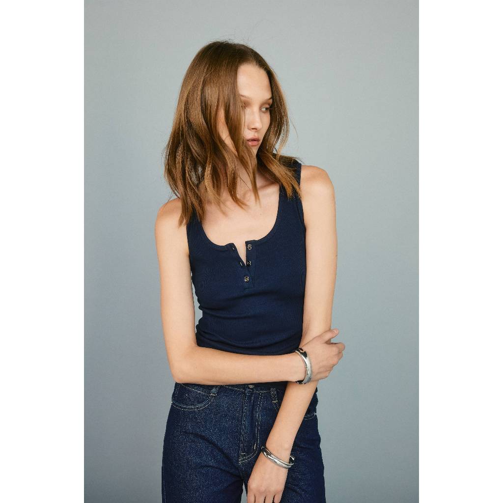 STUDIO UNKNOWN – SSS01 Maddy Tank Top เสื้อกล้ามทรงตรงตกแต่งกระดุมโลโก้ด้านหน้า ราคา ถูกที่สุด ดีลบีเคเค แกลเลอรีภาพที่ 4