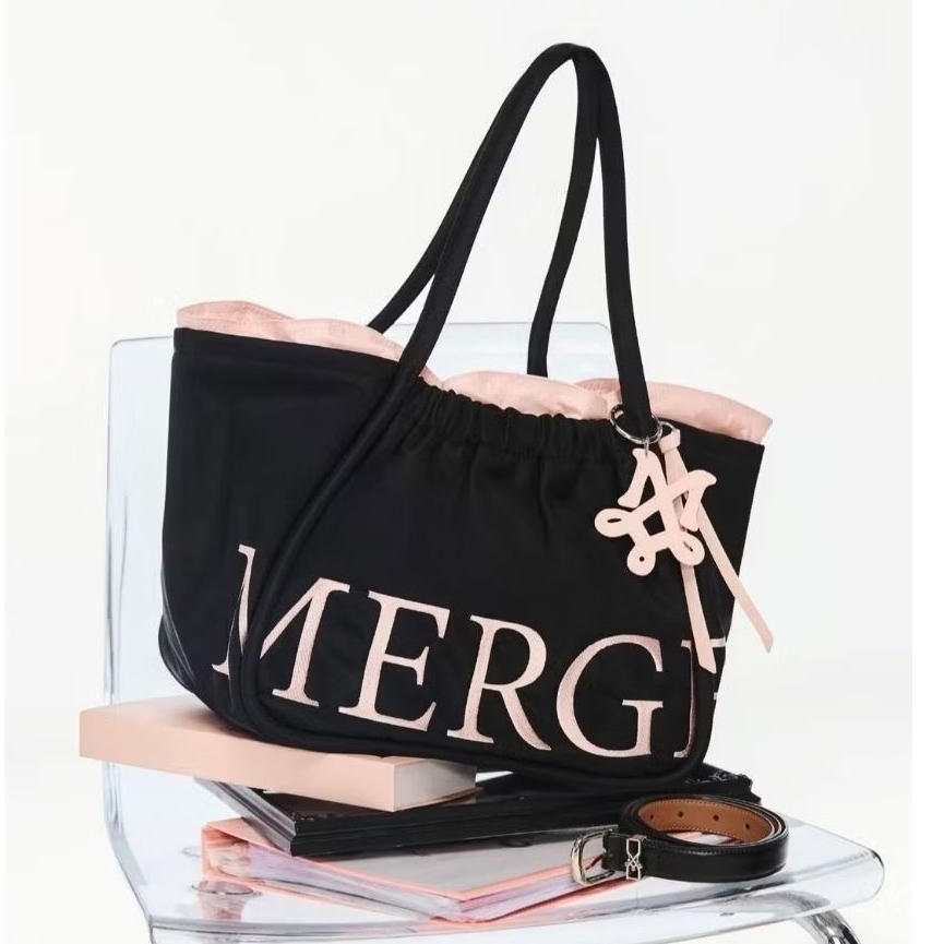 ✨️ใช้โค้ดส่วนลด20%-30%ได้✨️กระเป๋า MERGE A DAY BAG ของแท้💯%