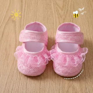 Babyonline(X080)2E3 (ส่งด่วน1วัน)รองเท้าสำหรับเด็กผู้หญิงวัยหัดเดินลายลูกไม้ มีกันลื่น ผ้าฝ้าย พื้นนิ่ม สบายเท้า