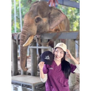 หมวกแก๊ป ปักลาย “หมอตัวเล็ก กับ คนไข้ตัวใหญ่”