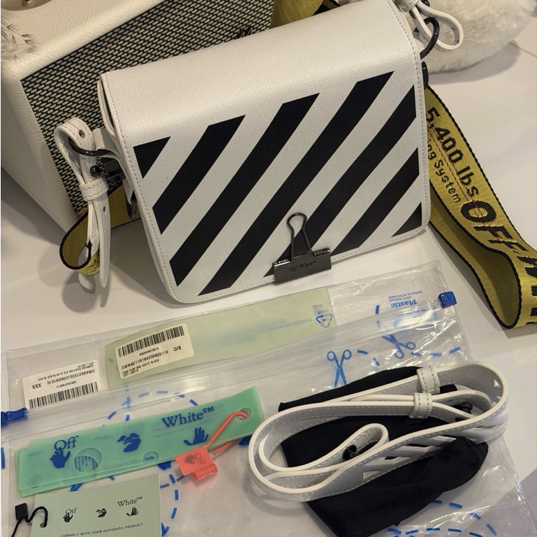Used like new กระเป๋าOff-White Binder Clip Bag