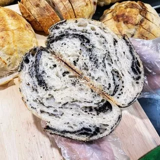 Sourdough ขนมปังเปลือกแข็งจากยีสต์ธรรมชาติ ขนาด 600-650 กรัม (พรีออเดอร์)