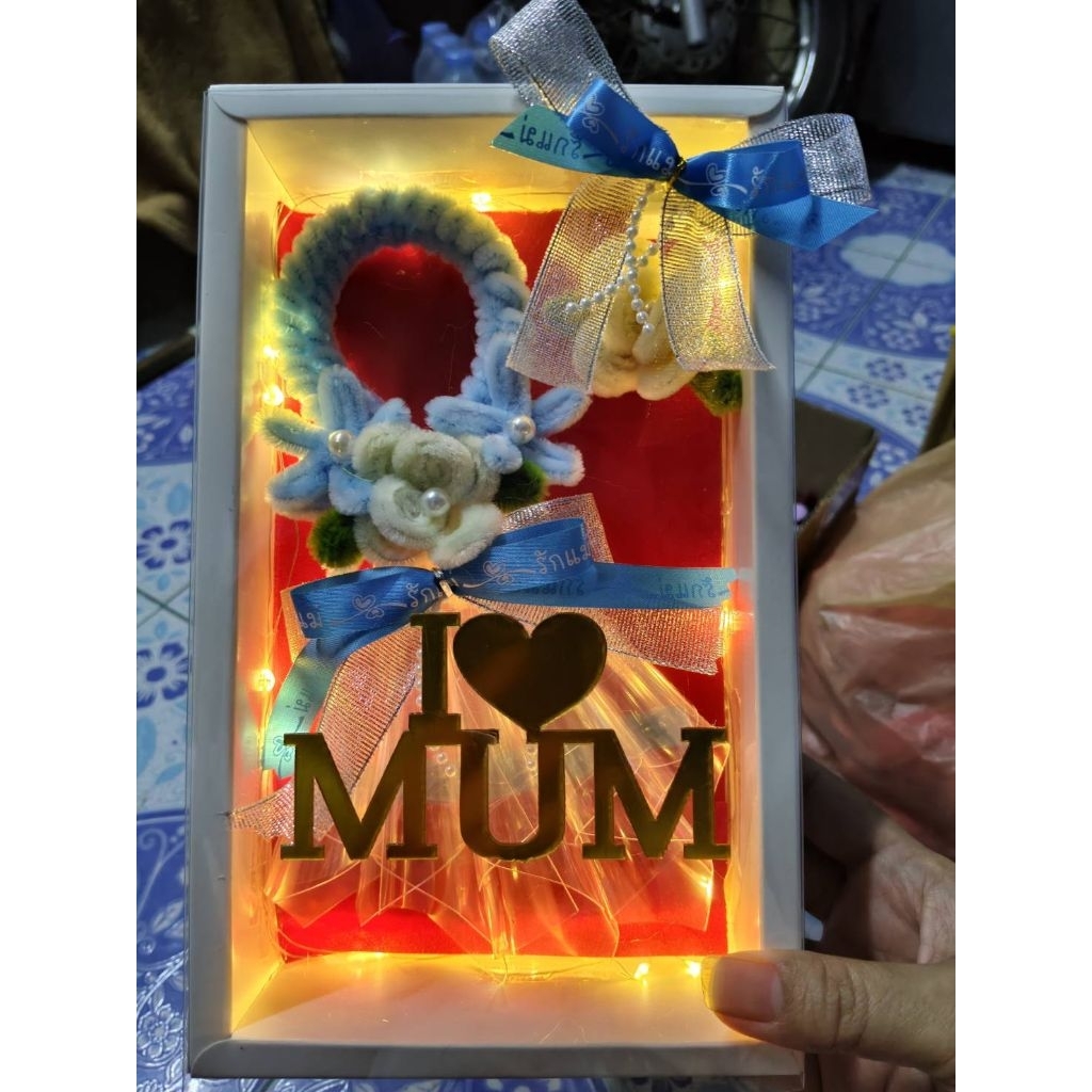 มาลัยวันแม่ใส่แบงค์ ของขวัญวันแม่  สีสันสดใสและสัญลักษณ์ "I Love Mum" สำหรับมอบเป็นของขวัญวันแม่ ใส่แบงค์ 5 ใบ
